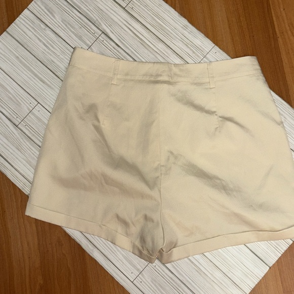 Romwe Embroidered Sunflower Summer Shorts w Pockets Women’s Size 8 10 Large - Picture 2 of 7